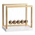 Newton Pendel mit goldenem Metallrahmen und Marmor Basis